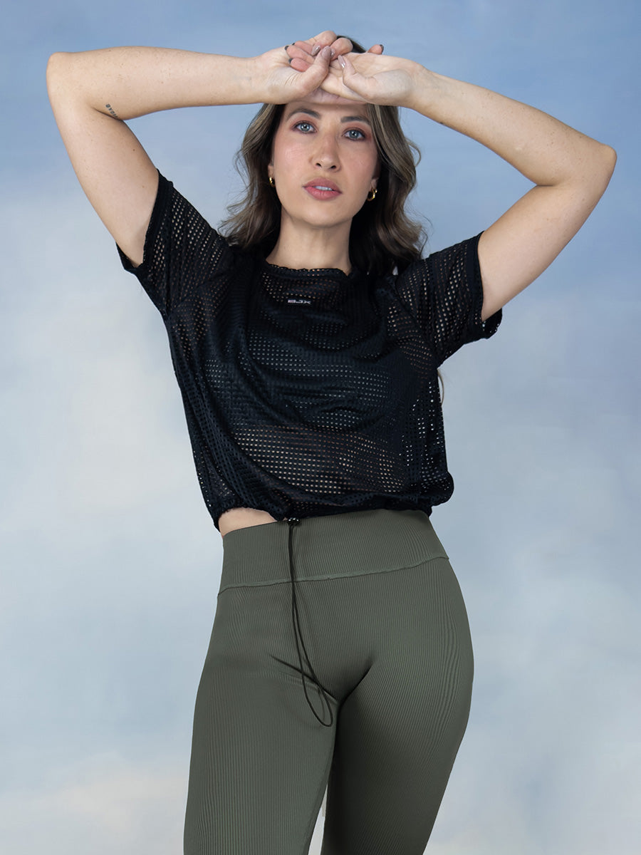 Camiseta deportiva en malla con recogido para dama