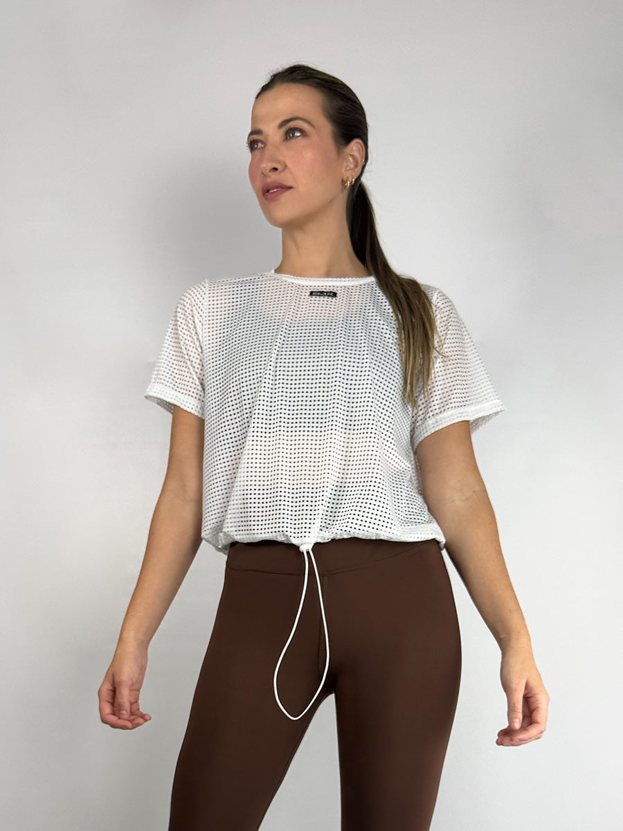 Camiseta deportiva en malla con recogido para dama